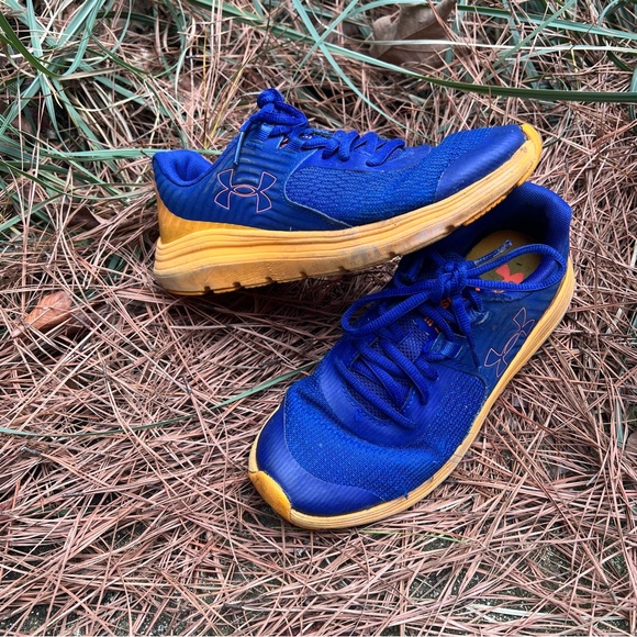 UNDER ARMOUR BOYS
TENNIS SHOE•Size 4Y - Picture 3 of 8